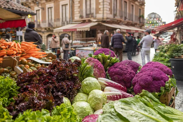 시칠리아의 팔레르모에 있는 발라로 시장에 있는 신선 한 채소들 — 스톡 사진