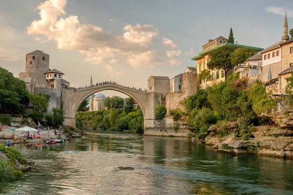 Stari La maggior parte del ponte al tramonto nel centro storico di Mostar, BIH — Foto Stock