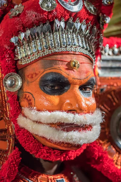 Porträtt av en oidentifierad Theyyam dansare under tempelfestivalen i Payyanur, Kerala, Indien — Stockfoto