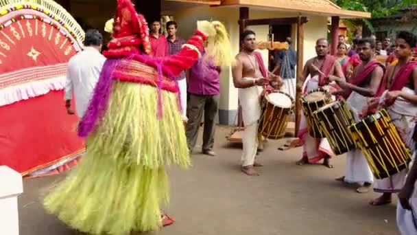 他们在印度喀拉拉拉邦佩亚努尔的庙会期间表演 — 图库视频影像