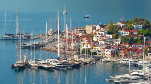 Luxus jachtok Datca kikötő napsütéses nap, Törökország — Stock videók