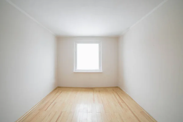 Порожня біла кімната з вікном . — стокове фото