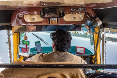 Kerala eyaleti, Hindistan 'da bir oto çekçek içerisinden görüntüle