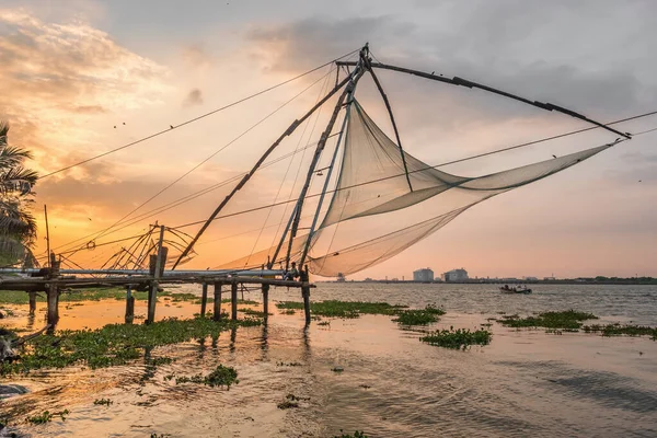 インドのケーララ州コーチンでの日の出の中国の漁網 — ストック写真
