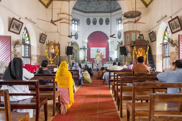 Hindistan 'daki Hristiyan kilisesinde dua eden tanımlanamayan Hintli insanlar. — Stok fotoğraf