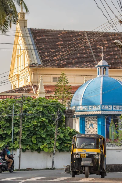Auto rickshaw and portuguese church at background in Fort Kochi, Kerala, India — Stock Photo, Image