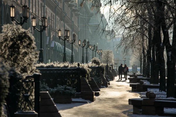 Boulevard med fontäner på Lenina gatan i Minsk centrum på vintern — Stockfoto