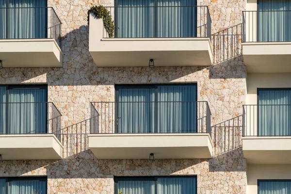 Exterior de los modernos apartamentos residenciales edificio con balcones primer plano —  Fotos de Stock