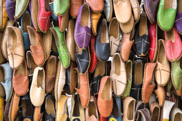Tradiční turkyně kožené boty s názvem Jemen barevné pozadí — Stock fotografie
