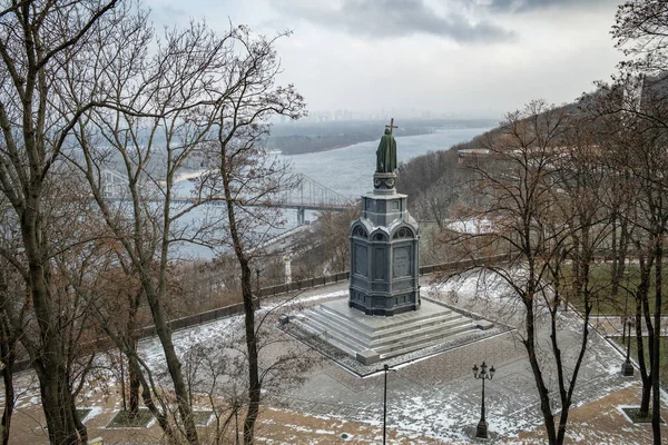 Monument över Vladimir den store med Dnepr flod utsikt på vintern i Kiev, Ukraina — Stockfoto
