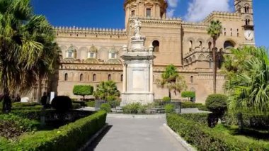Palermo Katedrali 'nin önündeki heykel mavi gökyüzüne karşı, Sicilya, İtalya