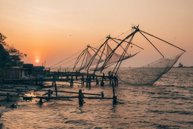 Çin balık ağı Cochin, Kerala, Hindistan 'da gün doğumunda