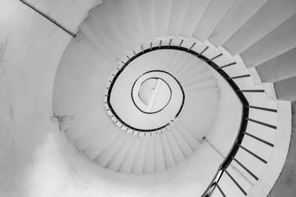 Escadaria em espiral em preto e branco. — Fotografia de Stock