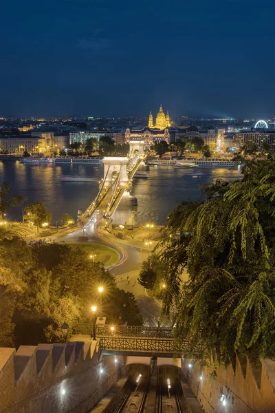 Cidade noturna de Budapeste com a ponte Chain, Basílica de St. Stephens e estação de teleférico Castle Hill — Fotografia de Stock