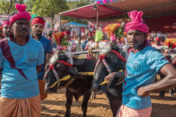 Participantes no identificados de la carrera de búfalos Kambala en el estado de Karnataka, India — Foto de Stock