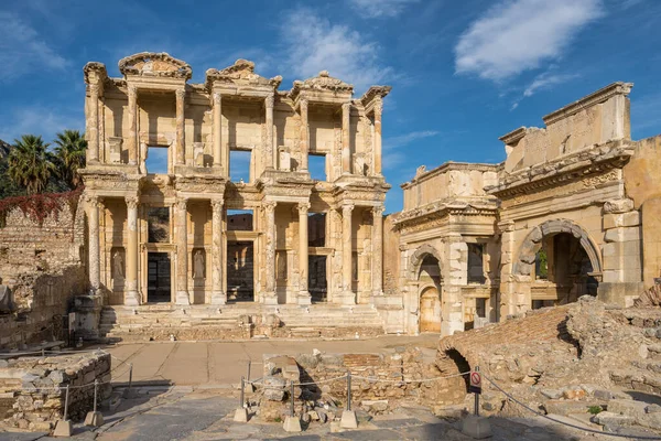 Biblioteca Celsus en la antigua ciudad Éfeso, Turquía — Foto de Stock