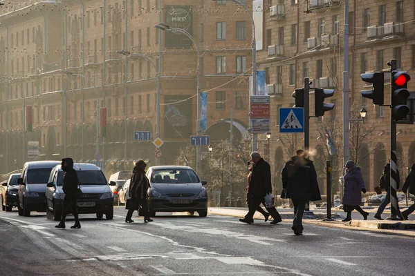 Неизвестные переходят улицу в центральной части Минска зимой — стоковое фото