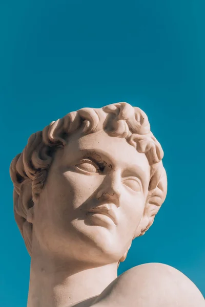 Wit marmeren hoofd van een jongeman uit de oudheid — Stockfoto