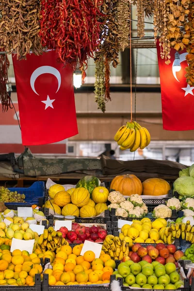 Rozmanitost čerstvého ovoce a zeleniny na místním trhu v Turecku — Stock fotografie