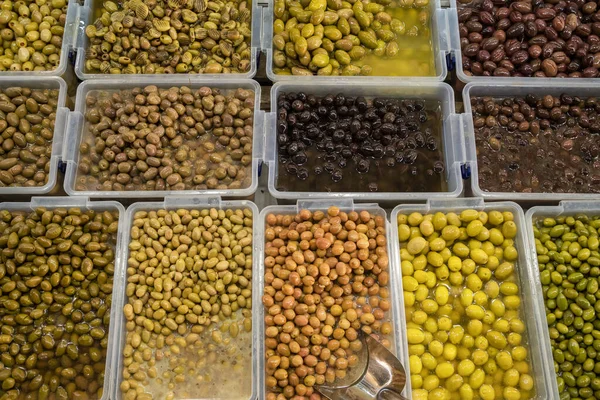 Olika sorters oliver på gatumarknaden — Stockfoto