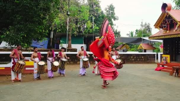 Payyanur, Kerala, Hindistan 'daki tapınak festivalinde gösteri yapıyorlar. — Stok video