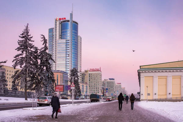 Переможці проспекту або Проспект Победітеле в центральній частині Мінська взимку, Білорусь — стокове фото