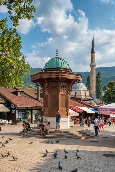 Bascarsija plaza con fuente de madera Sebilj en el casco antiguo de Sarajevo en Bosnia y Herzegovina — Foto de Stock