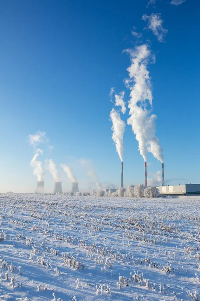 Tepelná elektrárna s kouřícím potrubím v zimě — Stock fotografie