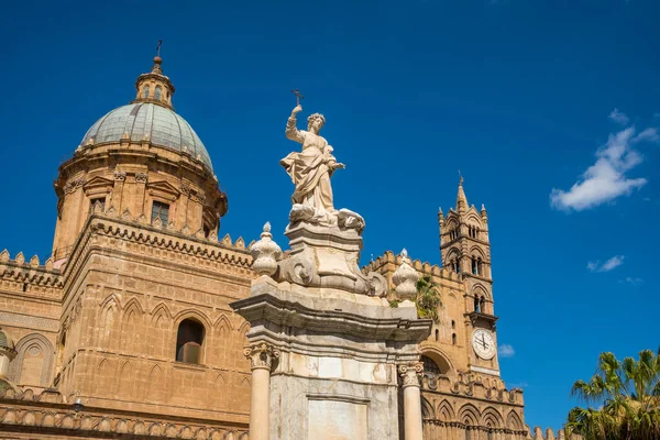 Escultura frente a la iglesia Catedral de Palermo contra el cielo azul, Sicilia —  Fotos de Stock