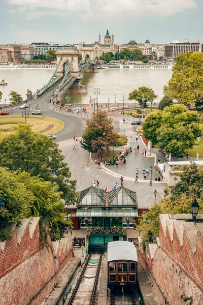 Cityscape de Budapeste com a ponte Chain, Basílica de St. Stephens e estação de teleférico Castle Hill — Fotografia de Stock