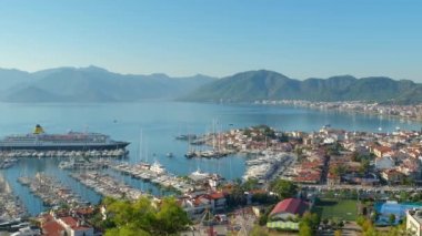 Marmaris 'in şehir manzarası, Türkiye. Yavaş dönüm atışı 