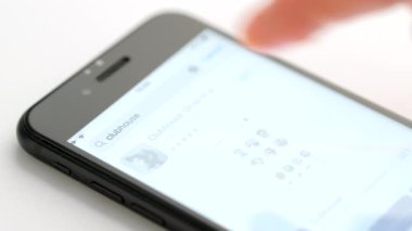 Kadın iPhone 'daki App mağazasından yeni bir sosyal ağ kulübü uygulaması yükle