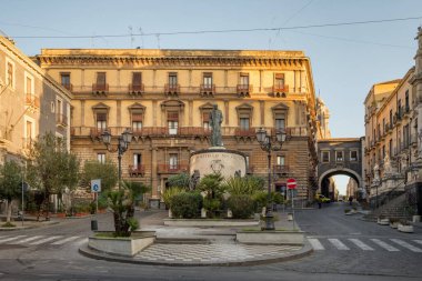 Piazza San Francesco dAssisi, Sicilya 'da Monumento al Cardinale Dusmet