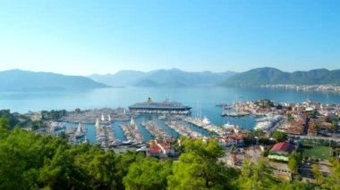 Marmaris 'in şehir manzarası, Türkiye. Yavaş dönüm atışı 