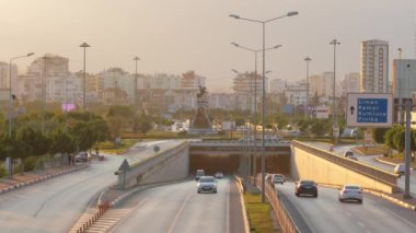Antalya 'da günbatımında yoğun trafik karayolu, Türkiye