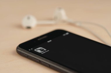 Akıllı telefonun yakın planında kulüp uygulaması logosu