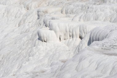Kurumuş doğal kaynak suyu geçiş terası oluşumları
