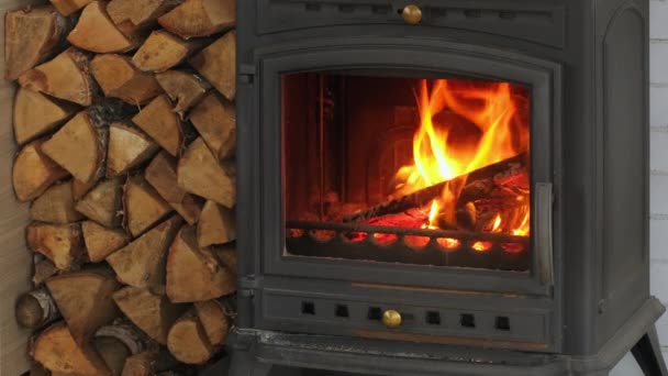 Close-up view of burning fireplace with wooden logs and flames inside — Stock Video