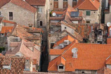 Eski şehrin kırmızı çatılarının yakın görüntüsü