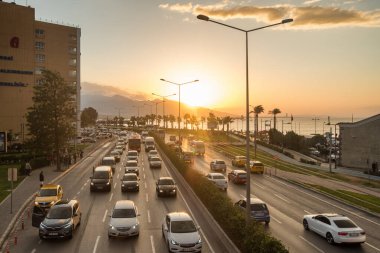İzmir, İzmir 'de gün batımında yoğun trafik yolu