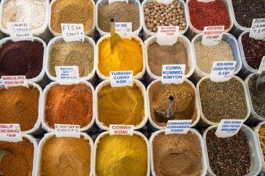Geleneksel Türk pazarında çeşitli baharatlar