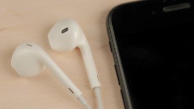 Akıllı telefonun yakın planında kulüp uygulaması logosu