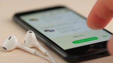 Kulüp binalı akıllı telefon ses sohbet uygulamasını ve yakındaki kulaklıkları bırak