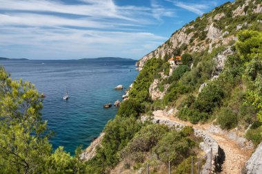Gospe od Prizidnice Kilisesi Hırvatistan 'ın Ciovo adasındaki uçurumda