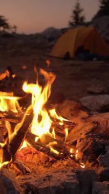 Dağlardaki turist kampında şenlik ateşi yanıyor..