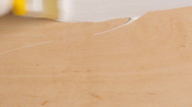 Fırça ile boyalı el beyaz boyalı ahşap yüzey