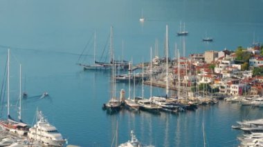 Marmaris 'in şehir manzarası, Türkiye. Yavaş dönüm atışı 