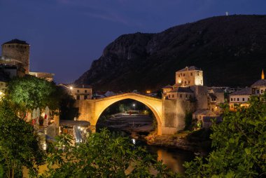Stari çoğu gece eski Mostar kasabasında köprü, BIH