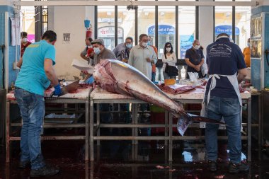 Sicilya 'da Covid-19 salgını sırasında Riposto' da balık pazarı