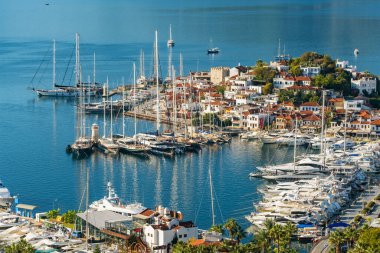 Mugla ilinin Marmaris tatil beldesinin şehir manzarası, Türkiye.
